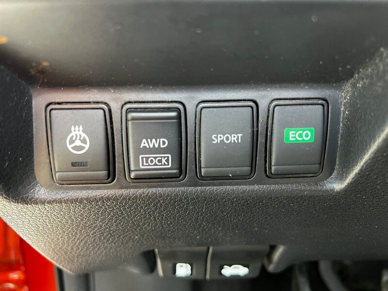 Used 2017 Nissan Rogue SV AWD/4WD image 26