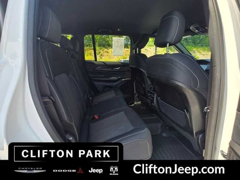Used 2024 Jeep Grand Cherokee Laredo AWD/4WD image 18