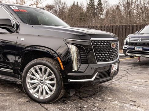 Used 2025 Cadillac Escalade Luxury image 3