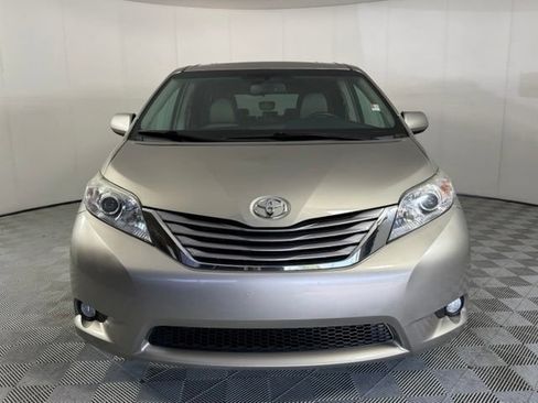Used 2017 Toyota Sienna XLE Premium FWD image 11