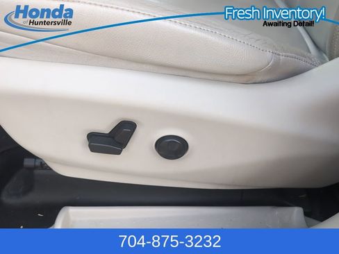 Used 2017 Chrysler Pacifica Touring-L w/ Tire & Wheel Group image 19