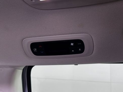 Used 2024 Chrysler Pacifica Touring-L image 25