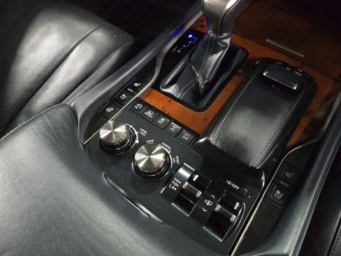 Used 2018 Lexus LX 570 4WD image 32