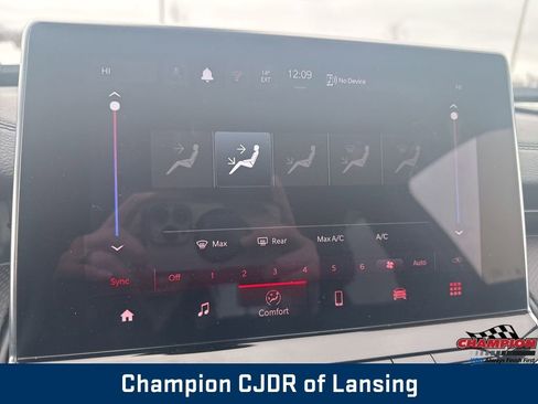 Used 2025 Jeep Compass Trailhawk image 31