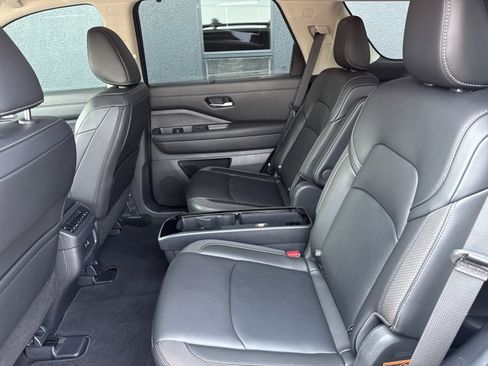 Used 2025 Nissan Pathfinder SL w/ SL Premium Package FWD image 6