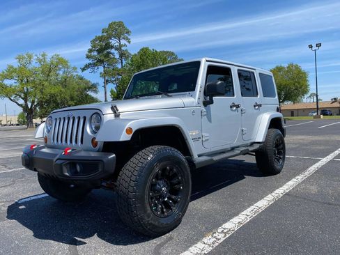 Used 2012 Jeep Wrangler Unlimited Sahara w/ Dual Top Group AWD/4WD image 2