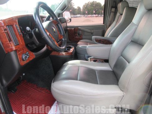 Used 2018 Chevrolet Express 2500 Extended w/ Enhanced Convenience Package image 13
