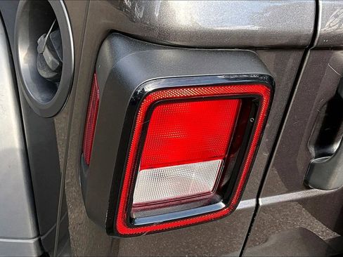 Used 2021 Jeep Wrangler Unlimited Sport image 19