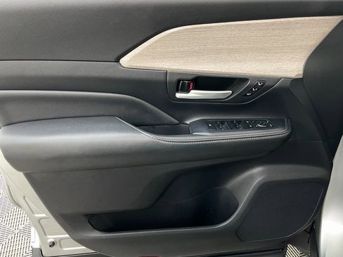 Used 2024 Toyota Grand Highlander XLE image 31