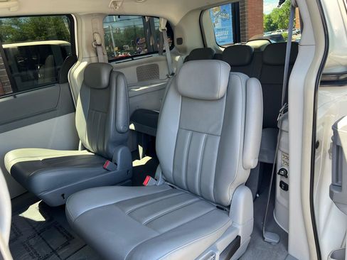 Used 2009 Chrysler Town & Country Touring FWD image 31