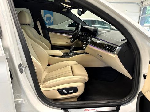 Used 2018 BMW 530i w/ Premium Package image 23