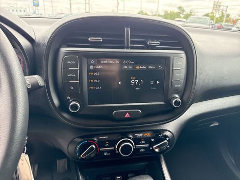 Used 2025 Kia Soul LX w/ LX Technology Package FWD image 16