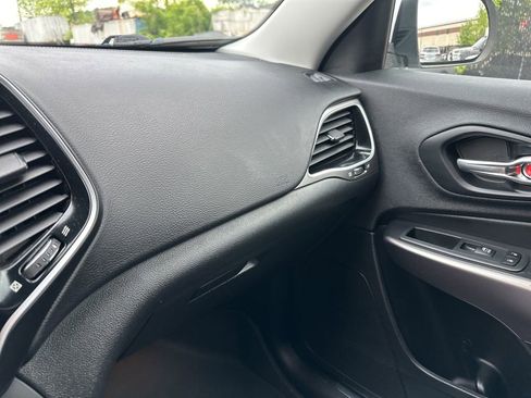 Used 2019 Jeep Cherokee Limited AWD/4WD image 20