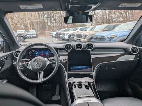 Used 2025 Mercedes-Benz GLC 300 4MATIC image 21