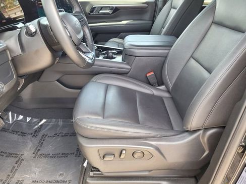 Used 2025 Chevrolet Suburban Z71 image 21