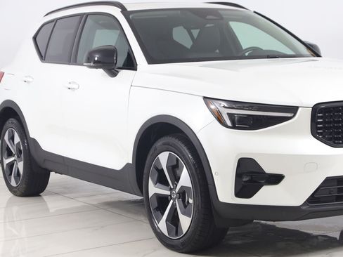 Used 2026 Volvo XC40 B5 Plus AWD/4WD image 38