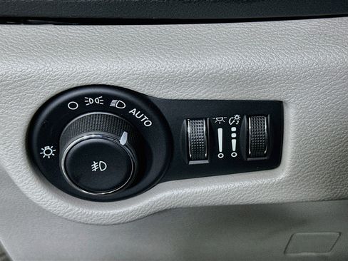 Used 2024 Chrysler Pacifica Touring-L FWD image 17