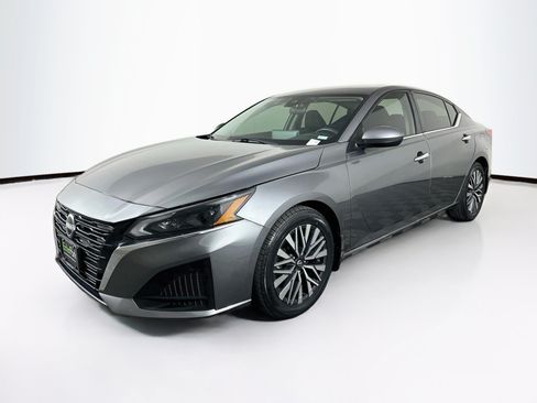 Used 2024 Nissan Altima 2.5 SV w/ SV Premium Package FWD image 3