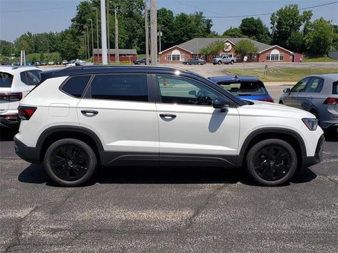 New 2025 Volkswagen Taos SE image 2