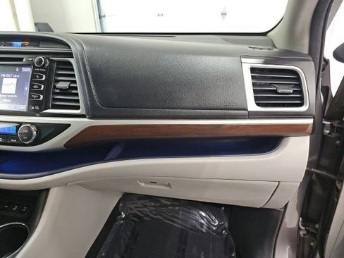 Used 2015 Toyota Highlander Limited w/ Driver Technology Package AWD/4WD image 44