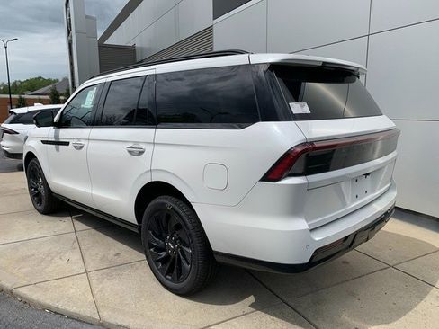 New 2026 Lincoln Navigator Reserve AWD/4WD image 3
