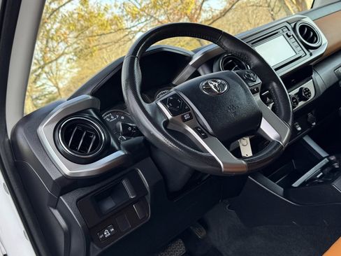 Used 2016 Toyota Tacoma SR5 image 4