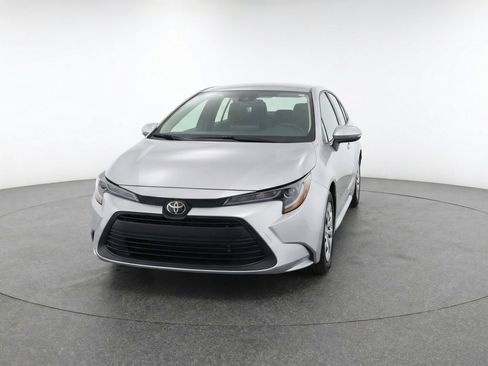 Used 2025 Toyota Corolla LE FWD image 2