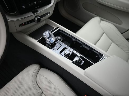 New 2026 Volvo XC60 B5 Ultra w/ Protection Package Premier image 11