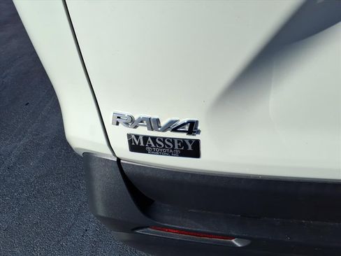 Used 2022 Toyota RAV4 XLE Premium image 9