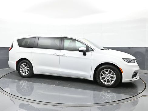 Used 2023 Chrysler Pacifica Touring FWD image 4