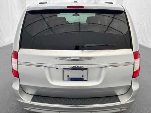 Used 2012 Chrysler Town & Country Touring-L w/ Entertainment Group #2 FWD image 5