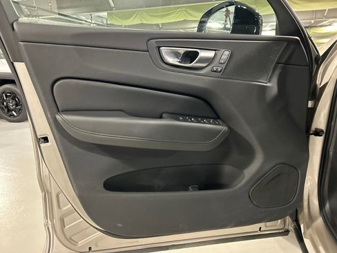 Used 2025 Volvo XC60 B5 Plus AWD/4WD image 9