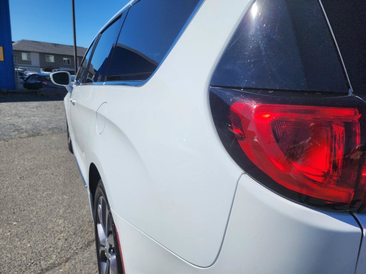 Used 2018 Chrysler Pacifica Limited w/ Advanced Safetytec Group FWD image 39
