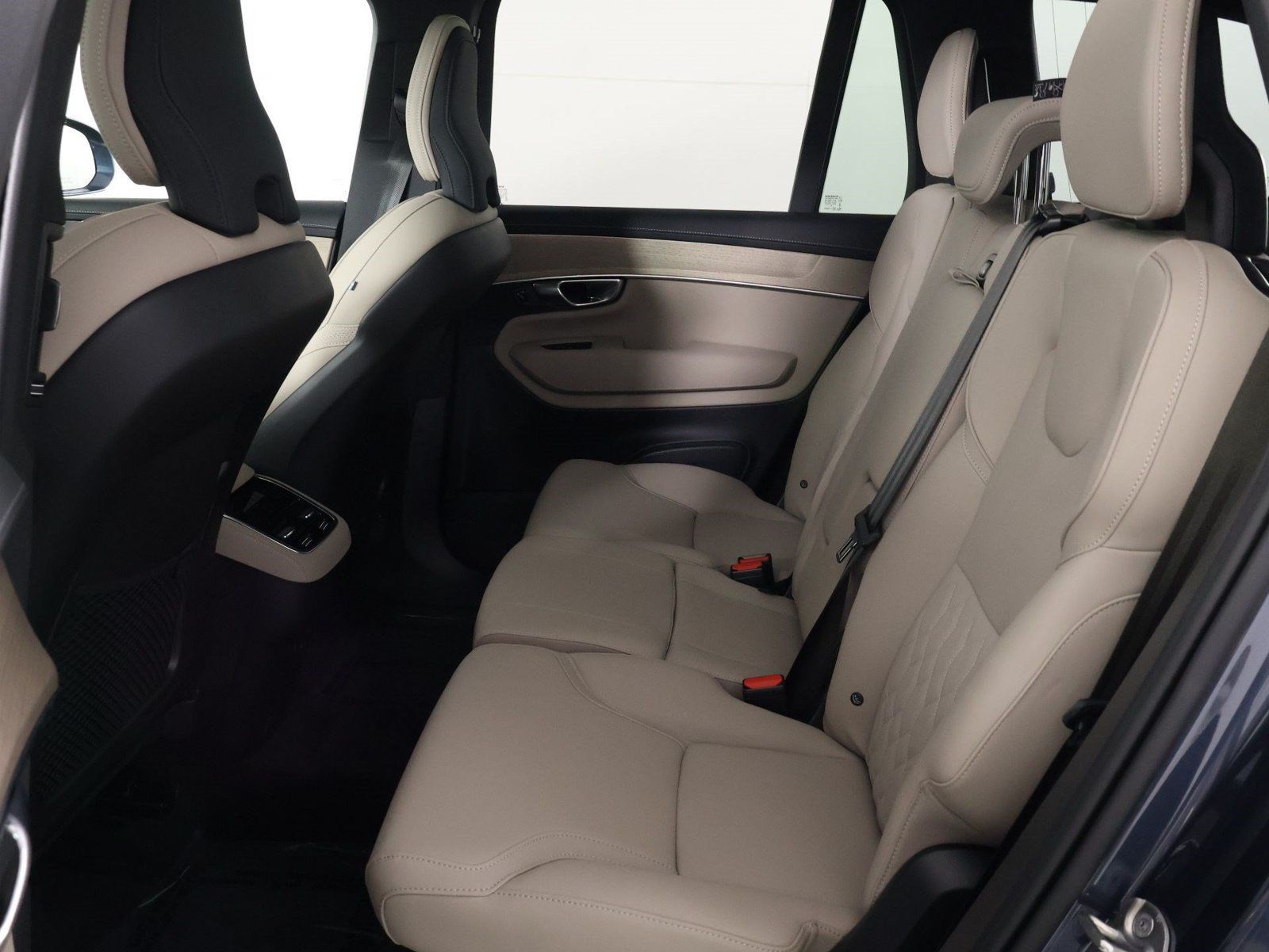 Certified 2026 Volvo XC90 B6 Plus w/ Protection Package AWD/4WD image 32