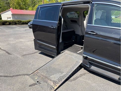 Used 2018 Chrysler Pacifica Touring-L Plus FWD image 14