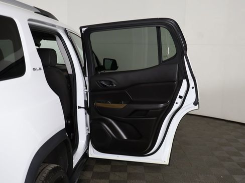 Used 2023 GMC Acadia SLE w/ Driver Convenience Package image 23