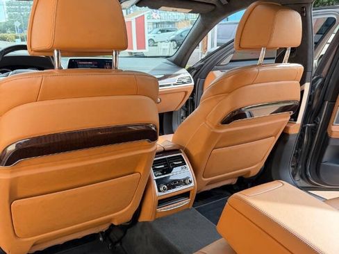 Used 2018 BMW 750i image 24