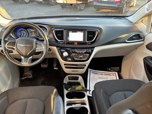 Used 2022 Chrysler Voyager LX image 18