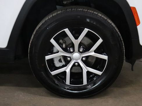 Used 2025 Jeep Grand Cherokee Limited image 32