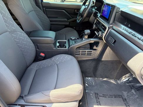 Certified 2025 Toyota Tacoma SR5 AWD/4WD image 16
