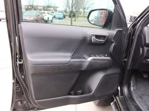 Used 2022 Toyota Tacoma TRD Off-Road AWD/4WD image 16