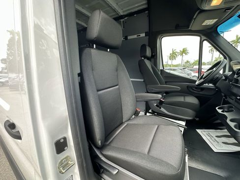 Used 2023 Mercedes-Benz Sprinter 3500 image 31