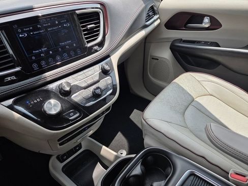 Used 2017 Chrysler Pacifica Limited FWD image 41