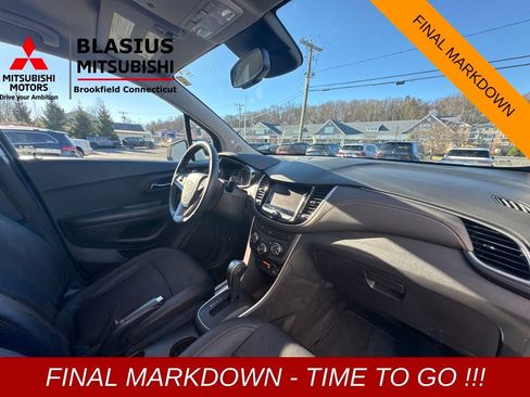 Used 2022 Chevrolet Trax LT w/ LT Convenience Package image 18