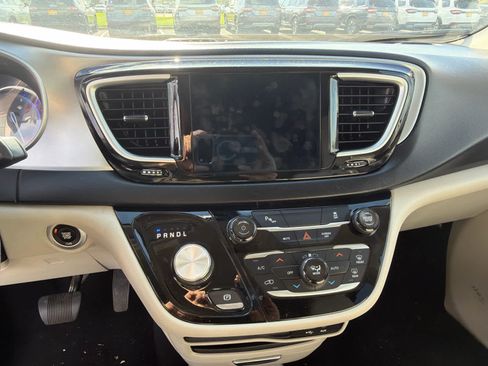 Used 2018 Chrysler Pacifica Touring Plus FWD image 30