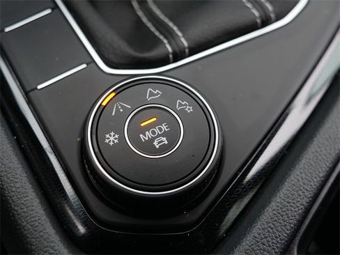 Certified 2025 Volkswagen Taos SE image 31