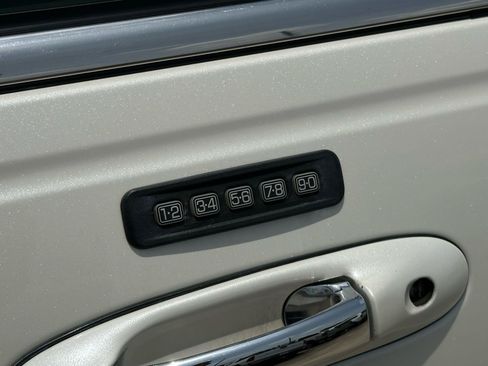 Used 2006 Lincoln Town Car Signature RWD image 16