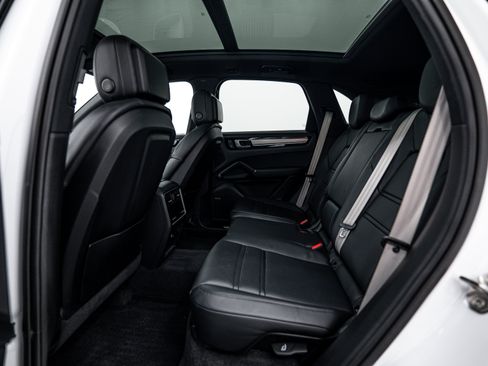 Certified 2022 Porsche Cayenne Platinum Edition image 20