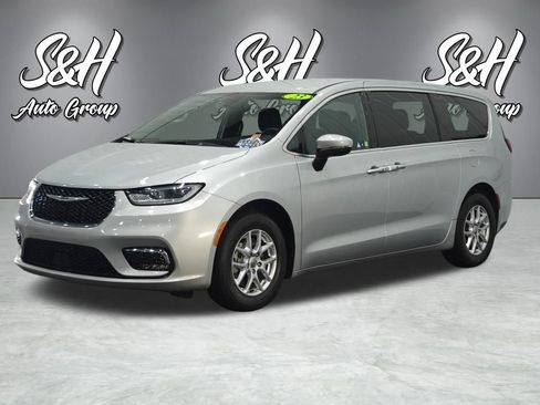 Used 2023 Chrysler Pacifica Touring FWD image 12