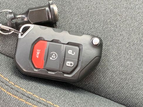 Used 2025 Jeep Wrangler Sahara image 22